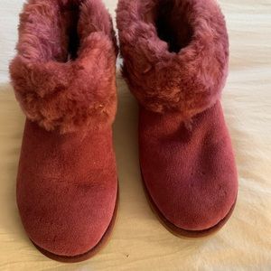 Worn 2x’s. Slight blemish on left top. Fur fold  stays down.